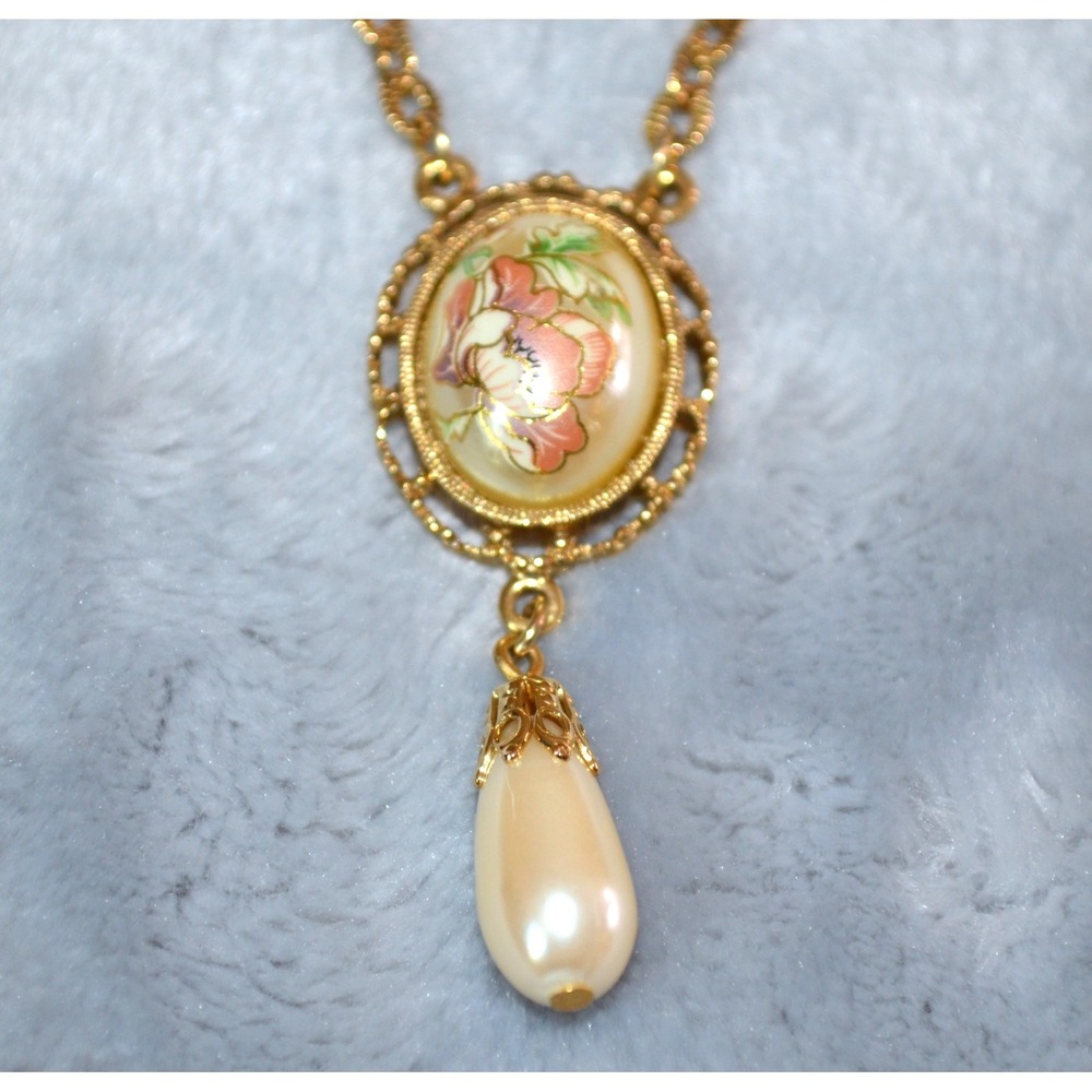 Vintage 1928 Brand Gold Tone Necklace w/ Oval Floral Pendant & Faux Pearl 17.5" - Picture 2 of 12